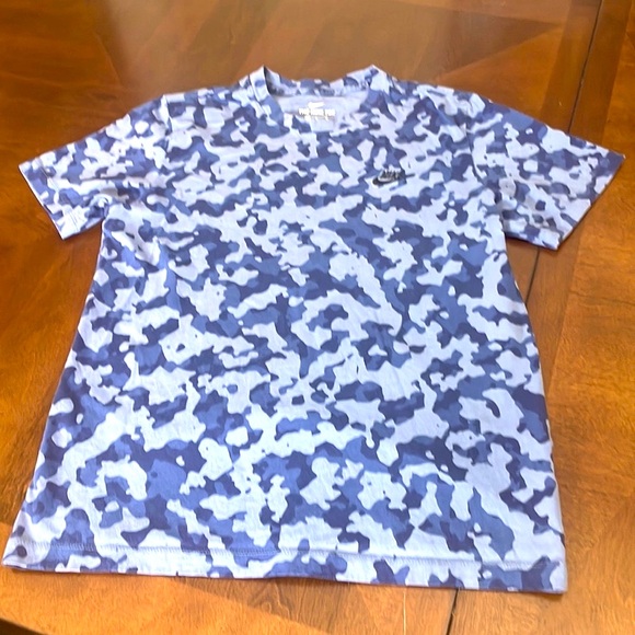 Nike Other - The Nike Tee, Mens size M blue camouflage short sleeve t-shirt.